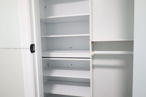 Villa ou maison à vendre à Lehigh Acres, Floride: 4 chambres, 107.02 m2 № 1953973 - photo 16