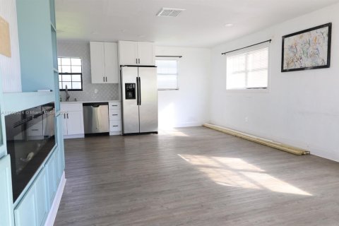 Villa ou maison à vendre à Lehigh Acres, Floride: 4 chambres, 107.02 m2 № 1953973 - photo 13