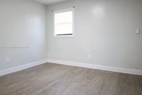 Villa ou maison à vendre à Lehigh Acres, Floride: 4 chambres, 107.02 m2 № 1953973 - photo 15