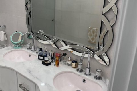 Condo in Bal Harbour, Florida, 2 bedrooms  № 1936148 - photo 16