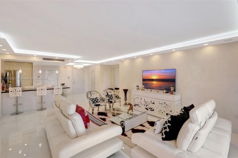 Condo in Bal Harbour, Florida, 2 bedrooms  № 1936148 - photo 2