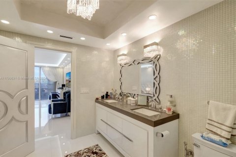Condo in Bal Harbour, Florida, 2 bedrooms  № 1936148 - photo 13