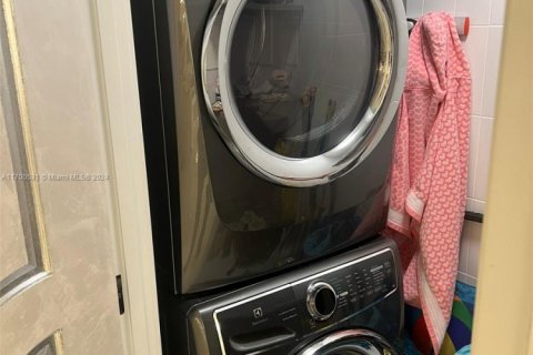 Condo in Bal Harbour, Florida, 2 bedrooms  № 1936148 - photo 5