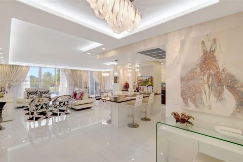 Condo in Bal Harbour, Florida, 2 bedrooms  № 1936148 - photo 1