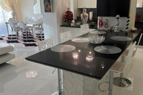 Condo in Bal Harbour, Florida, 2 bedrooms  № 1936148 - photo 3