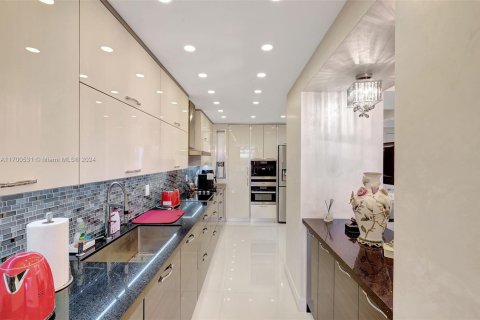 Condo in Bal Harbour, Florida, 2 bedrooms  № 1936148 - photo 9