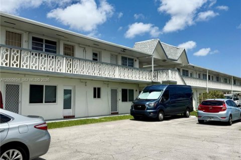 Condominio en Miami Gardens, Florida, 1 dormitorio  № 2170675