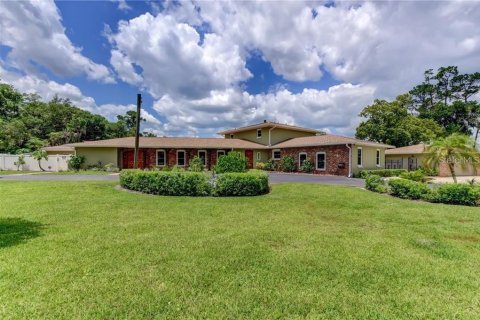 House in DeLand, Florida 5 bedrooms, 552.4 sq.m. № 1675292 - photo 2