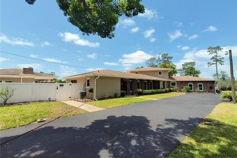 House in DeLand, Florida 5 bedrooms, 552.4 sq.m. № 1675292 - photo 8