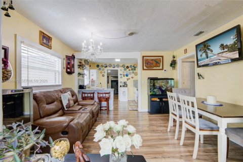 Casa en venta en Miami, Florida, 2 dormitorios, 74.88 m2 № 2002295 - foto 3