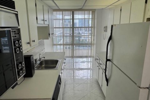 Condo in Sunny Isles Beach, Florida, 2 bedrooms № 2082033 - photo 9