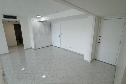 Condo in Sunny Isles Beach, Florida, 2 bedrooms № 2082033 - photo 3