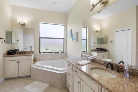 House in Parrish, Florida 3 bedrooms, 319.21 sq.m. № 1839990 - photo 18