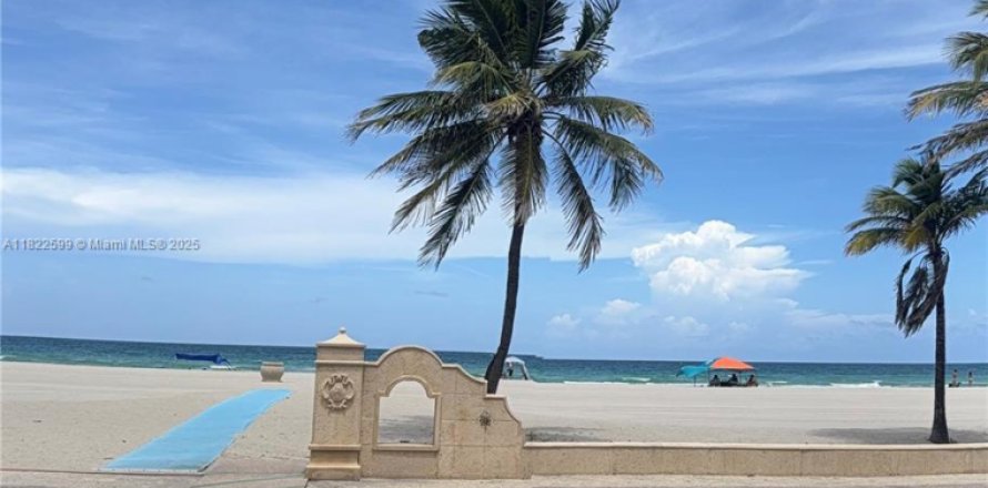 Кондоминиум с 1 спальней в Холливуд, Флорида № 1958062