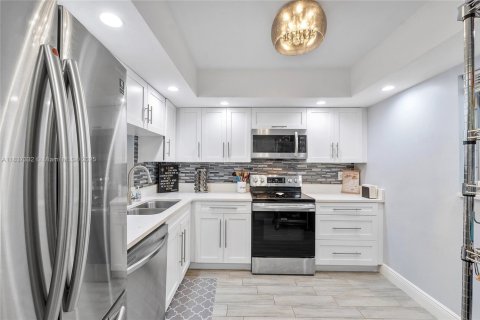 Condo in Coral Springs, Florida, 2 bedrooms  № 1821913 - photo 1