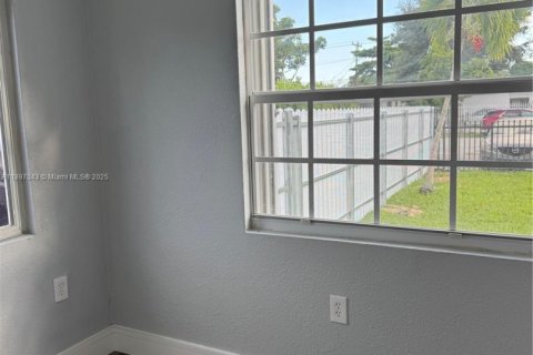 Снять в аренду виллу или дом в Майами, Флорида 2 спальни, 241.36м2, № 1949920 - фото 9