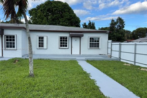 Снять в аренду виллу или дом в Майами, Флорида 2 спальни, 241.36м2, № 1949920 - фото 1