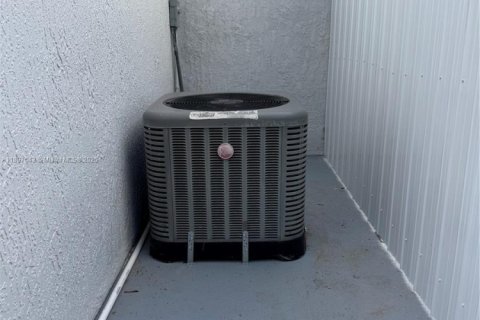 Снять в аренду виллу или дом в Майами, Флорида 2 спальни, 241.36м2, № 1949920 - фото 17