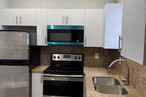 Снять в аренду виллу или дом в Майами, Флорида 2 спальни, 241.36м2, № 1949920 - фото 7