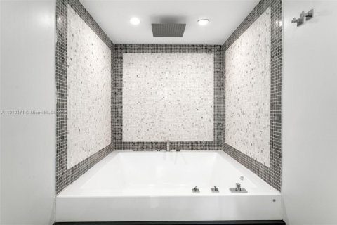 Condo in Miami, Florida, 2 bedrooms  № 1974658 - photo 14