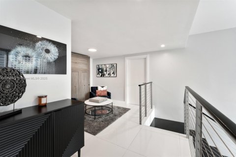 Condo in Miami, Florida, 2 bedrooms  № 1974658 - photo 9