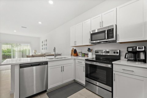 Townhouse in Sarasota, Florida 2 bedrooms, 110.27 sq.m. № 2217226 - photo 12