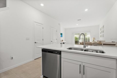 Townhouse in Sarasota, Florida 2 bedrooms, 110.27 sq.m. № 2217226 - photo 9