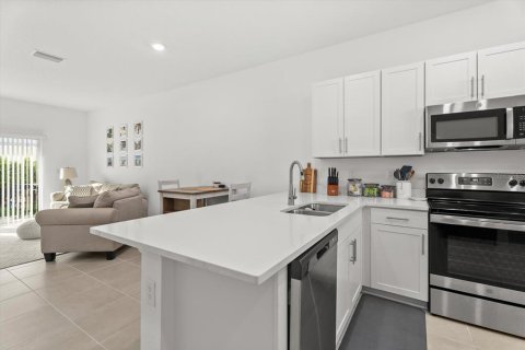 Townhouse in Sarasota, Florida 2 bedrooms, 110.27 sq.m. № 2217226 - photo 10