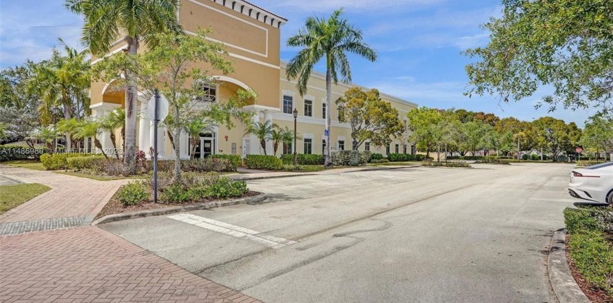 Commercial property in Miramar, Florida № 2013012