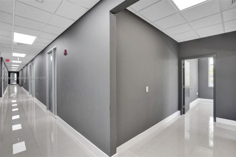 Commercial property in Miramar, Florida № 2013012 - photo 9