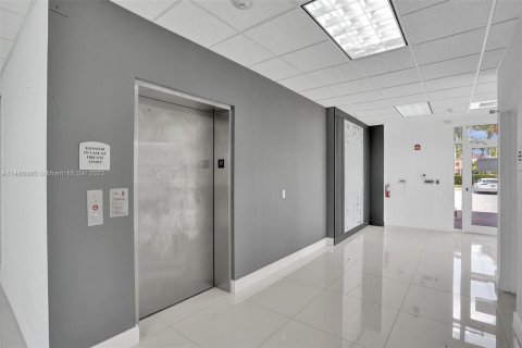 Commercial property in Miramar, Florida № 2013012 - photo 3