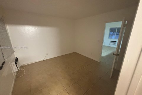 Casa en alquiler en Fort Lauderdale, Florida, 1 dormitorio, 232.81 m2 № 2064497 - foto 3