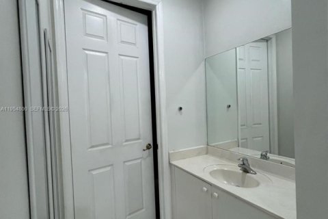 Condo in Homestead, Florida, 2 bedrooms  № 2010150 - photo 15