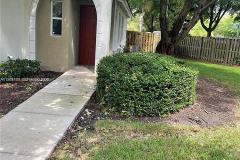 Condo in Homestead, Florida, 2 bedrooms  № 2010150 - photo 2
