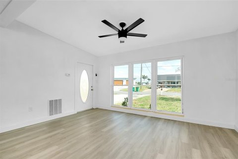 House in Port Charlotte, Florida 2 bedrooms, 98.01 sq.m. № 1684992 - photo 10