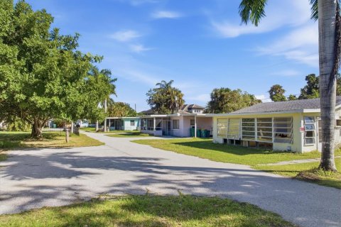 Immobilier commercial à vendre à Punta Gorda, Floride: 367.52 m2 № 2427147 - photo 6