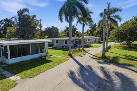 Immobilier commercial à vendre à Punta Gorda, Floride: 367.52 m2 № 2427147 - photo 13
