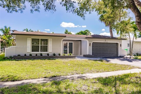 House in Sunrise, Florida 4 bedrooms № 1943981 - photo 3