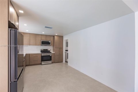 House in Sunrise, Florida 4 bedrooms № 1943981 - photo 16