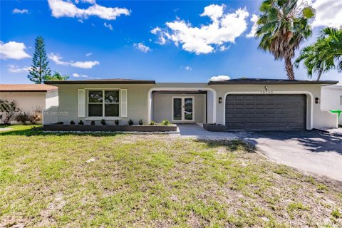 House in Sunrise, Florida 4 bedrooms № 1943981 - photo 1