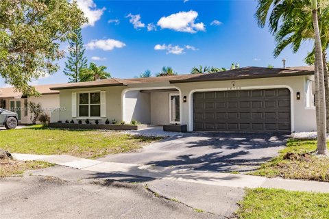 House in Sunrise, Florida 4 bedrooms № 1943981 - photo 2