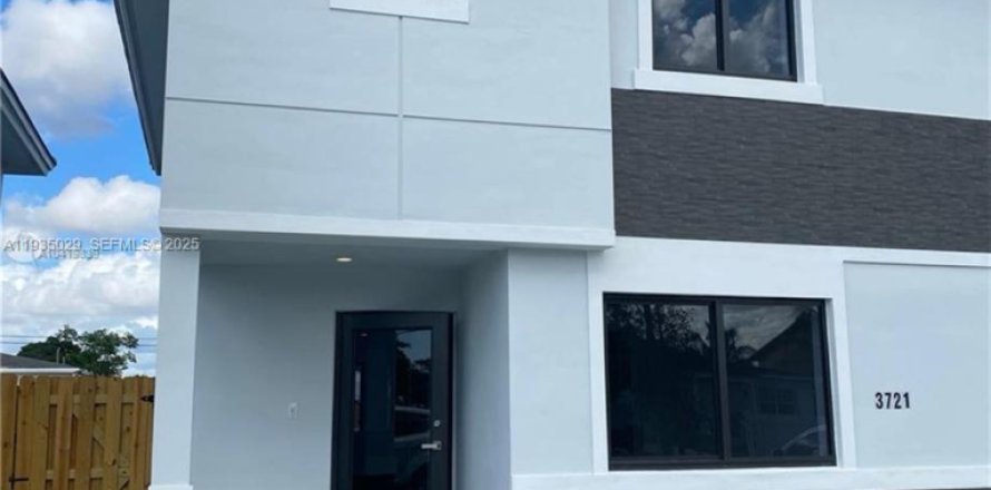 Townhouse in Miami, Florida 3 bedrooms, 114.08 sq.m. № 1993197