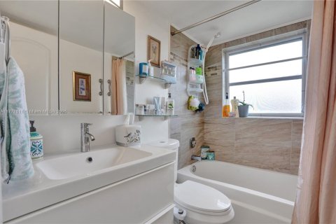 Condo in Sunrise, Florida, 1 bedroom  № 1868362 - photo 13