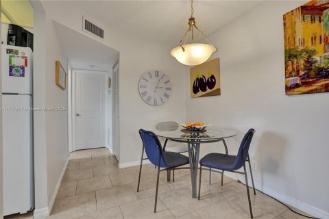 Condo in Sunrise, Florida, 1 bedroom  № 1868362 - photo 6