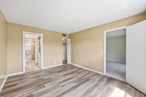 Condo in Sunrise, Florida, 2 bedrooms № 2193291 - photo 27