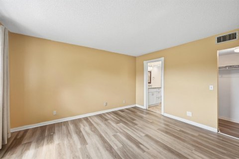 Condo in Sunrise, Florida, 2 bedrooms № 2193291 - photo 26
