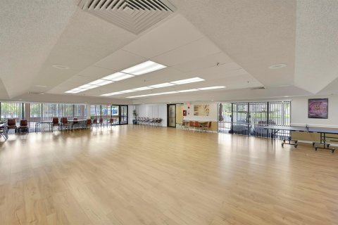 Condo in Sunrise, Florida, 2 bedrooms № 2193291 - photo 19