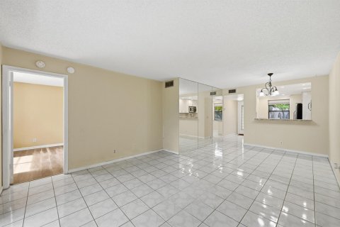 Condo in Sunrise, Florida, 2 bedrooms № 2193291 - photo 23