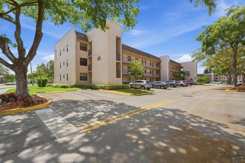 Condo in Sunrise, Florida, 2 bedrooms № 2193291 - photo 21