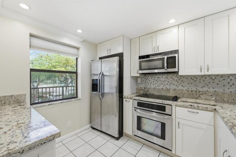 Condo in Sunrise, Florida, 2 bedrooms № 2193291 - photo 24